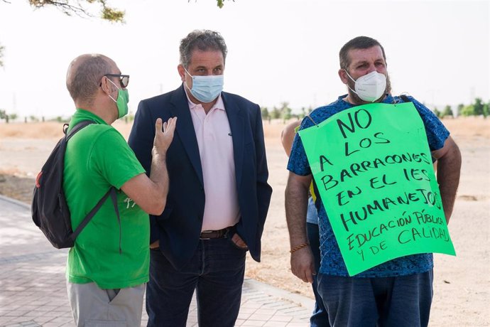 Archivo - El alcalde de Parla, Ramón Jurado (c) con dos manifestantes, durante su visita a la parcela en la que estaría construido el IES José Pedro Pérez Llorca, a 12 de agosto de 2021, en Parla, Madrid (España). 