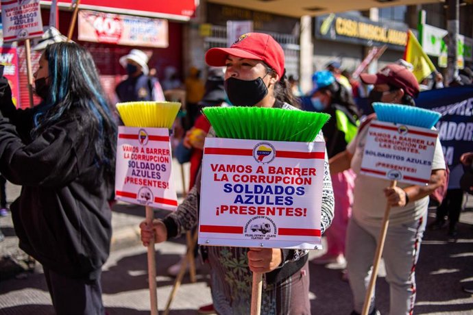 Archivo - 01 May 2022, Ecuador, Quito: Ecuadorean protesters hold brooms during a protest marking the May Day. Photo: Rafael Rodriguez Mayel/dpa