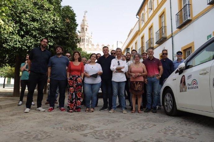 Los miembros de Por Andalucía con taxistas