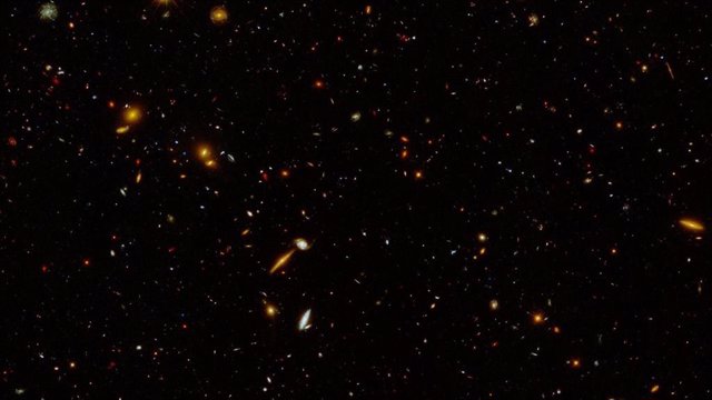 Esta imagen capturada por el Telescopio Espacial Hubble muestra una región de unas 5.000 galaxias ubicadas a miles de millones de años luz de distancia.