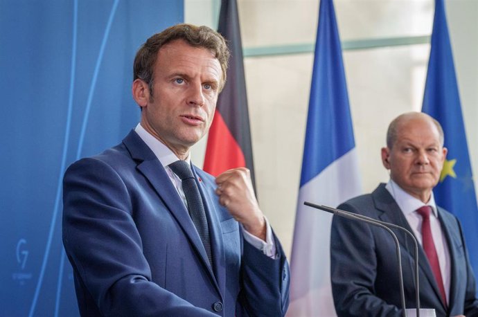 Archivo - El presidente francés, Emmanuel Macron, en una imagen de archivo junto a Olaf Scholz.