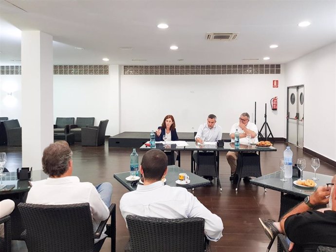 Miembros del PSOE se reúnen con representantes del sector turístico en Roquetas de Mar (Almería).