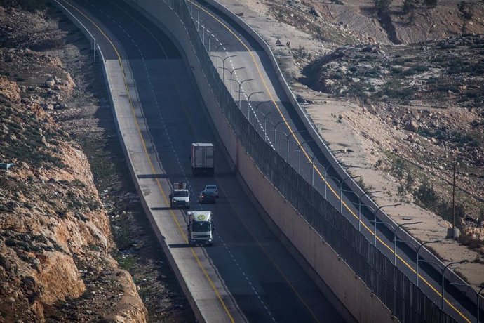 Archivo - Una carretera con "barrera de seguridad" en Anata, Jerusalén