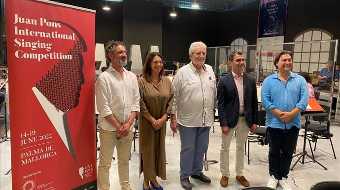 El gerente de la Fundación Orquesta Sinfónica, Pere Malondra; la directora general de Cultura, Catalina Solivellas; el cantante Joan Pons; el conseller de Fondos Europeos, Miquel Company, y el director titular de la Sinfónica, Pablo Mielgo.