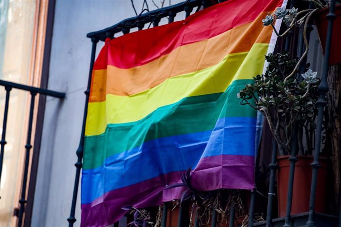 Archivo - Una bandera arcoiris en un balcón.