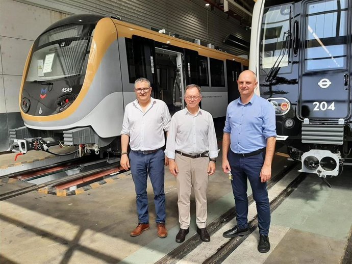 El conseller de Movilidad y Vivienda, Josep Marí, durante su visita a la fábrica CAF.