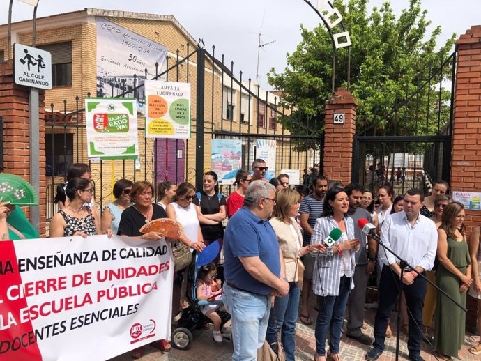 Crespín (centro) interviene, junto a los padres del Colegio Camacho Melendo de Priego, concentrados ante el centro educativo.