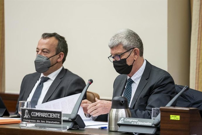 Archivo - El presidente de la Corporación RTVE, José Manuel Pérez Tornero (d), comparece en la Comisión Mixta de Control Parlamentario de la Corporación RTVE, en el Congreso de los Diputados, a 24 de marzo de 2022, en Madrid (España). Durante su interve
