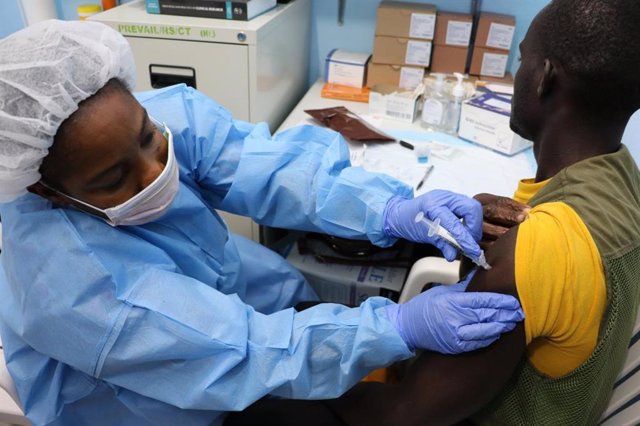 Archivo - Voluntario del estudio recibe una inoculación en el Hospital Redemption en Monrovia, Liberia el día de la inauguración de PREVAC, una prueba de vacuna de Ébola de fase 2 en África Occidental.