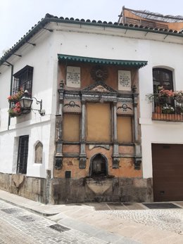 El retablo en honor a San Rafael de la calle Lineros tras el soterramiento del cableado aéreo.