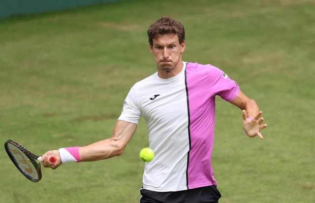 Pablo Carreño golpea una bola durante el torneo de Halle