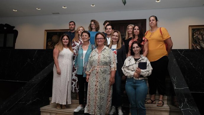 La consejera de Igualdad del Cabildo de Tenerife, Priscila de León, junto a representantes de entidades adheridas al marco 'Tenerife Violeta'