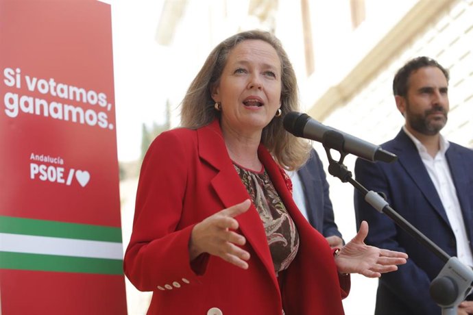 La vicepresidenta y ministra de Economía, Nadia Calviño, este miércoles en Málaga en declaraciones a los medios antes de la presentación del Proyecto Digital del PSOE de Andalucía.