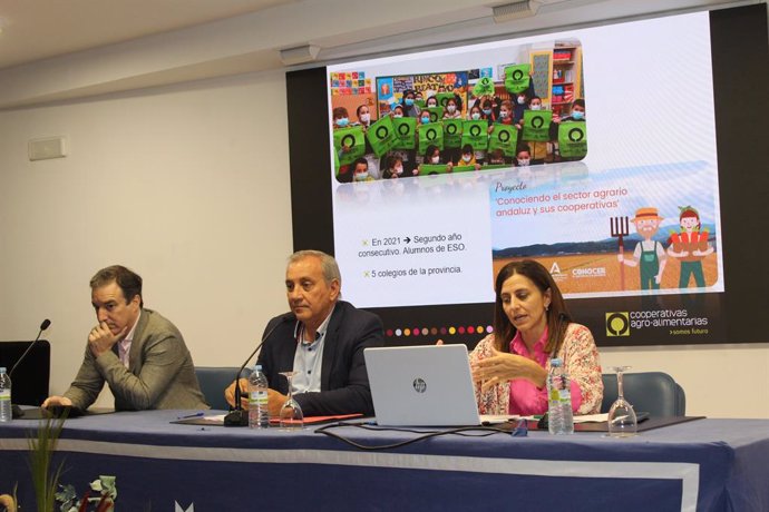 El presidente de Cooperativas Agro-alimentarias de Huelva, Francisco J. Contreras, y la gerente de la federación, Natalia Aguilera, durante la Asamblea General.