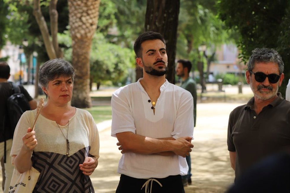 Gómez Jurado (centro), durante su visita a Lucena.