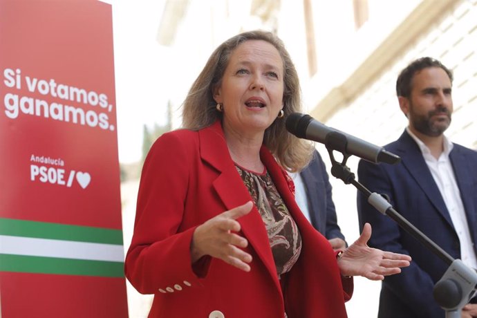 La vicepresidenta y ministra de Economía, Nadia Calviño, este miércoles en Málaga en declaraciones a los medios antes de la presentación del Proyecto Digital del PSOE de Andalucía.