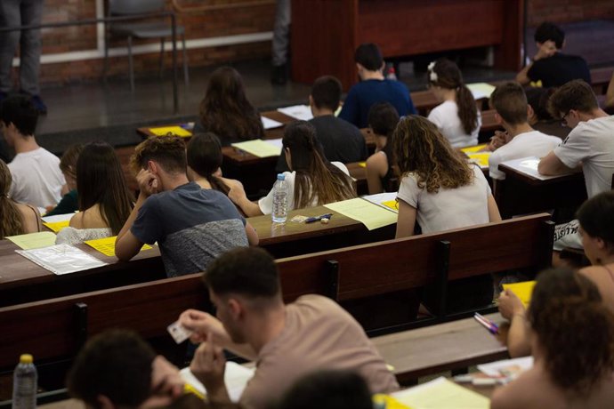 Varios alumnos antes de comenzar uno de los exámenes de las pruebas de acceso a la universidad del año 2022 en Cataluña, en la Facultad de Economía y Empresa de la Universidad de Barcelona, a 14 de junio de 2022, en Barcelona, Cataluña (España). Un tota
