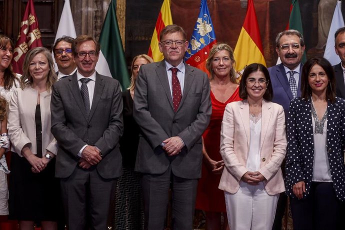 (I-D) La subsecretaria de Sanidad, Dionisia Manteca; el conseller de Sanidad valenciano, Miguel Mínguez; el presidente de la Generalitat valenciana, Ximo Puig; la ministra de Sanidad, Carolina Darias, y la secretaria de Estado de Sanidad, Silvia Calzón,