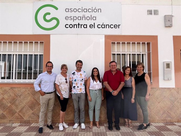 Beatriz Jurado tras mantener una reunión con la Asociación Española Contra el Cáncer (AECC) de Fuente Palmera.