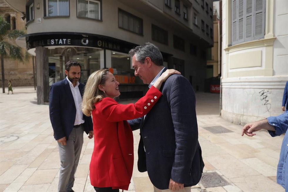 La ministra de Economía, Nadia Calviño,  y el candidato a la presidencia de la Junta y secretario general del PSOE de Andalucía, Juan Espadas,  a la llegada a  la presentación del Proyecto Digital del PSOE de Andalucía a 15 de junio del 2022 en Málaga (