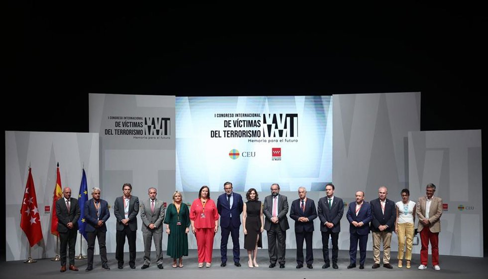 Foto de familia, la diputada del PP y víctima de ETA, Marimar Blanco (5i); el consejero de Presidencia, Justicia e Interior de la Comunidad de Madrid, Enrique López (7i);  la presidenta de la Comunidad de Madrid, Isabel Díaz Ayuso (8i) y el presidente d
