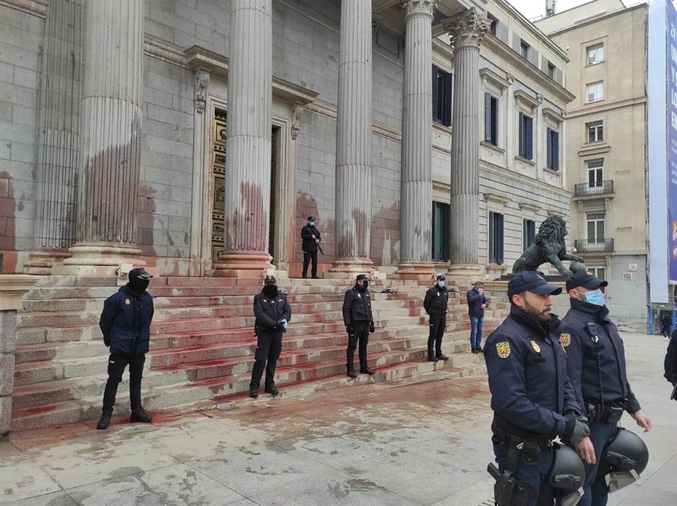Archivo - Pintura roja arrojada en la escalinata del Congreso