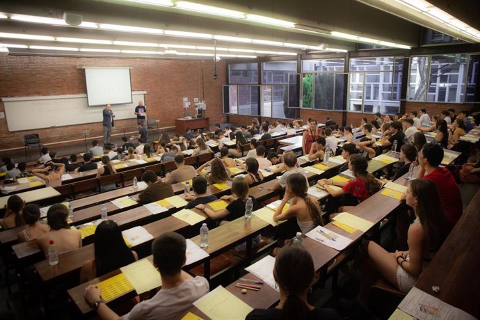 Varios alumnos antes de comenzar uno de los exámenes de las pruebas de acceso a la universidad del año 2022 en Cataluña, en la Facultad de Economía y Empresa de la Universidad de Barcelona, a 14 de junio de 2022, en Barcelona, Cataluña (España). Un tota