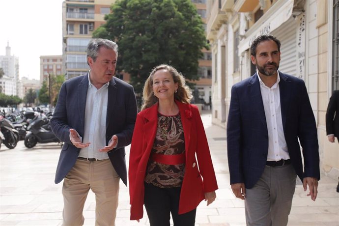 La vicepresidenta y ministra de Economía, Nadia Calviño, y el candidato socialista a la Presidencia de la Junta y secretario general del PSOE-A, Juan Espadas, este miércoles en Málaga antes de la presentación del Proyecto Digital del PSOE-A.