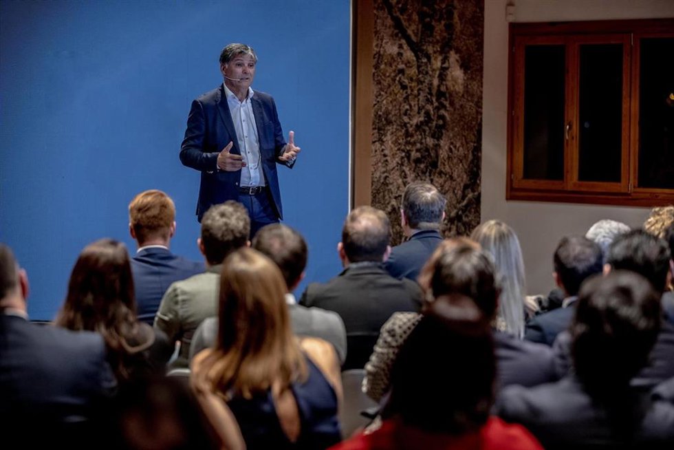 Archivo - El entrenador Toni Nadal durante una conferencia.