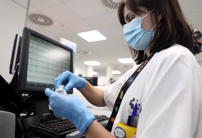 Una técnico de laboratorio trabaja con pruebas PCR para la viruela del mono. (archivo)