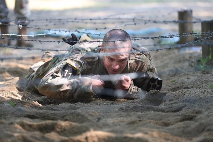 Archivo - 03 May 2022, South Korea, Dongducheon: An American soldier crawls under barbed wire as he competes in an annual warrior competition of the US 2nd Infantry Division at Camp Casey in the city of Dongducheon, 40 kilometres north of Seoul.