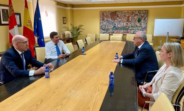 Reunión de trabajo entre el consejero de Economía y Hacienda y responsables de la dirección de la planta de Nissan en Ávila.