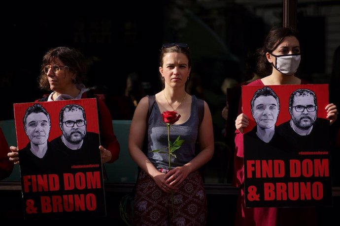 Vigila frente a la Embajada de Brasil en Londres por la desaparición del periodista británico Dom Phillips y el indigenista brasileño Bruno Araújo.