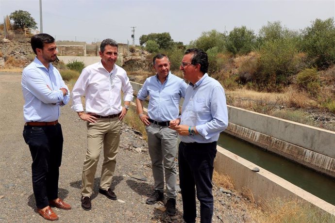 El presidente del PP de Huelva y candidato número dos a las elecciones andaluzas del 19 de junio, Manuel Andrés González, ha visitado el túnel de San Silvestre.