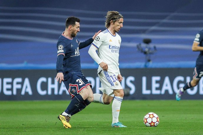 Archivo - Luka Modric y Leo Messi en el Real Madrid-PSG de Champions en esta temporada