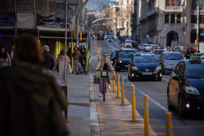 Archivo - Una mujer en bicicleta por Via Laietana, antes de ser peatonal, a 17 de febrero de 2022, en Barcelona, Catalunya (España). 