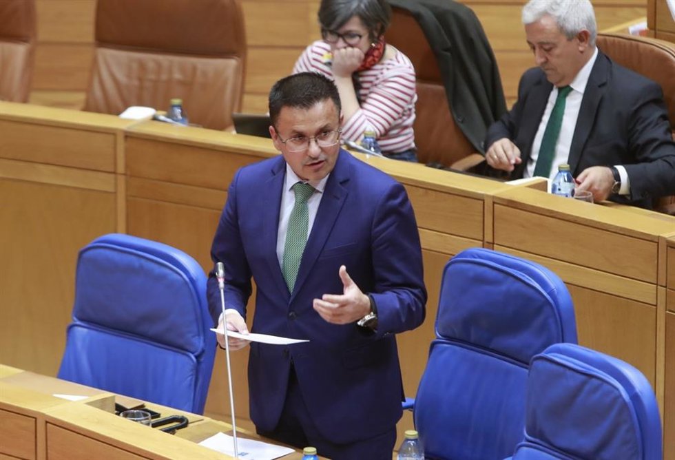 Archivo - El conselleiro de Medio Rural, José González, en el pleno del Parlamento de Galicia