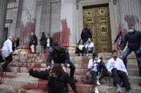 Libertad para los 14 activistas detenidos tras el informe del Congreso por el lanzamiento de pintura