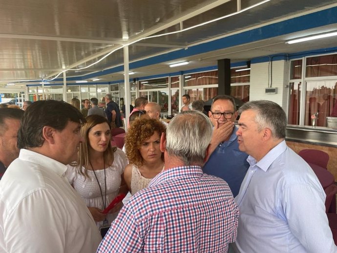 El secretario de Organización de la Ejecutiva Federal del PSOE, Santos Cerdán, junto a socialistas onubenses, en un encuentro con el colectivo de cazadores en Huelva.