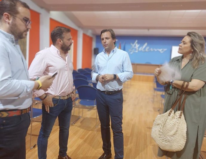 El candidato popular Antonio Repullo (centro) en un encuentro con la Unión de Empresarios de Montilla.