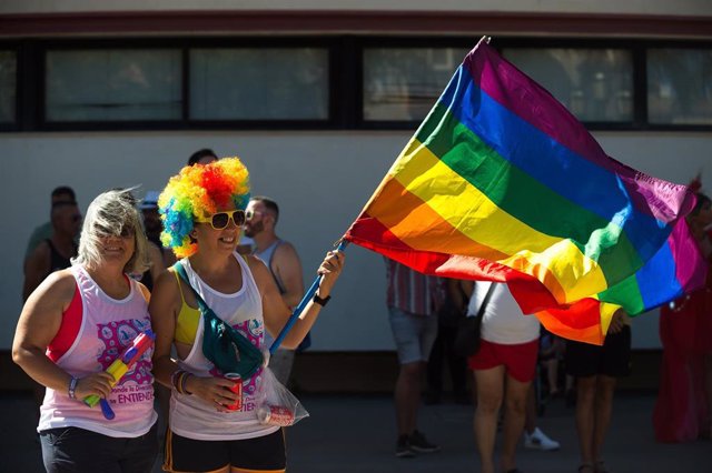 Dos señoras celebran el Día del Orgullo en la localidad malagueña de Torremolinos, España.