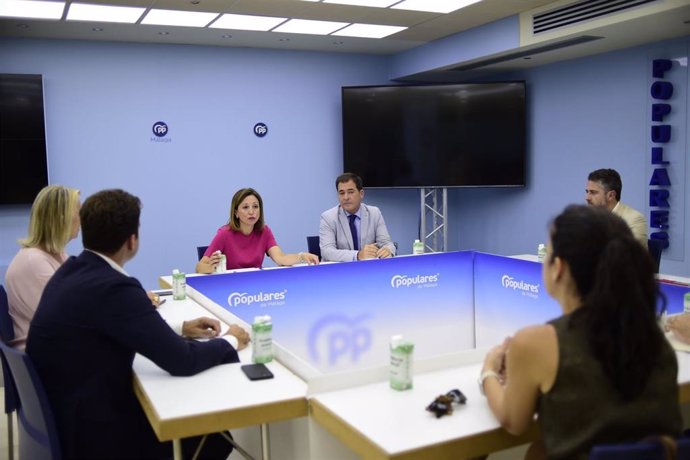 La candidata por el PP de Málaga al Parlamento andaluz, Patricia Navarro, en una reunión con representantes de la ACP