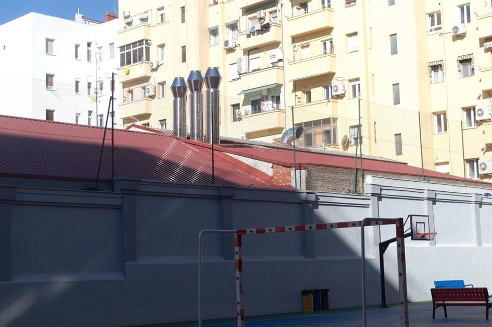 Archivo - Las chimeneas de las cocinas fantasma de la calle de Alejandro Ferrant están al lado del Colegio Miguel de Unamuno