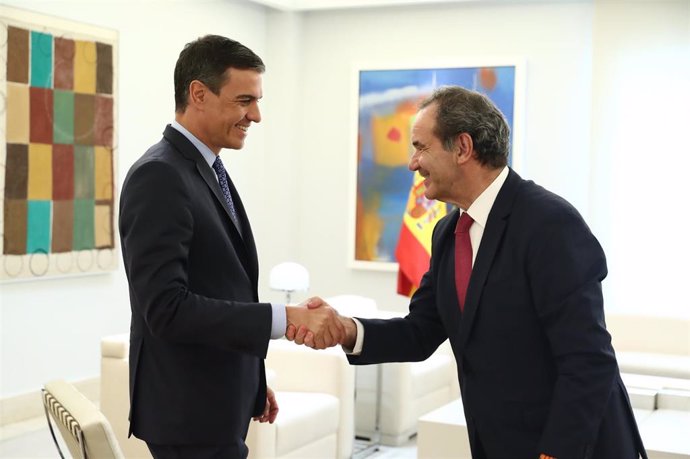 El presidente del Gobierno, Pedro Sánchez, recibe en La Moncloa al Secretario General Iberoamericano (SEGIB), Andrés Allamand.