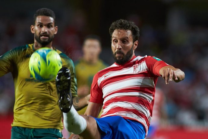 Archivo - Germán Sánchez defiende un balón ante Willian José en un Granada-Betis