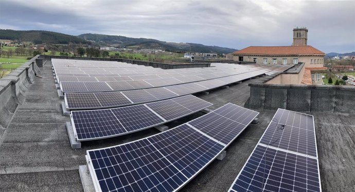 Paneles solares fotovoltaicos en Edificio Seminario de Derio