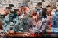 Olona pide a los jóvenes que no se resignen en las elecciones del 19J tras "ser condenados a una pena de destierro"