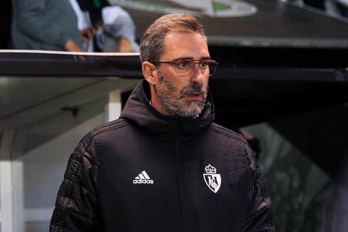 Archivo - Jon Perez Bolo, head coach of SD Ponferradina looks on during Spanish Second division, Liga SmartBank football match played between Burgos CF and SD Ponferradina at El Plantio stadium, on November 14th, in Burgos, Spain.