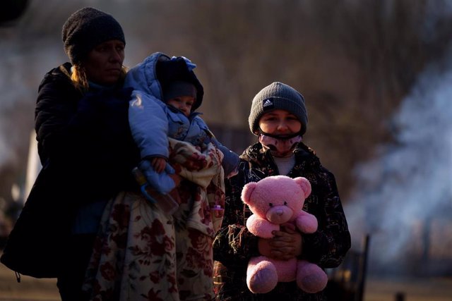 Archivo -  Un niño ucraniano sostiene un gran oso de peluche después de que su familia cruzara un punto fronterizo hacia Kroscienko, en Polonia. 