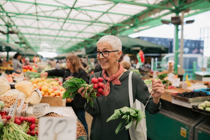 Archivo - Mujer comprando en el mercado. Verduras y vegetales